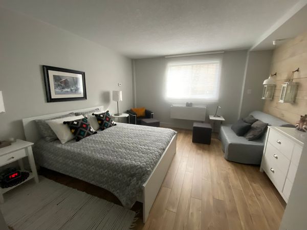 Studio loft suite au Manoir St- Sauveur avec entrée privée, kitchenette et salle de bain complète.