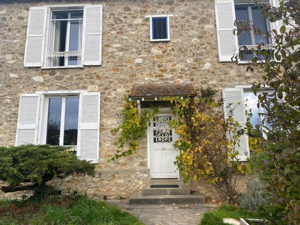 Les "murgers": maison familiale avec jardin dans un village proche de Paris