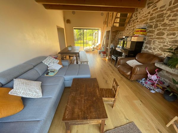 Maison en pierre au cœur d'un petit village