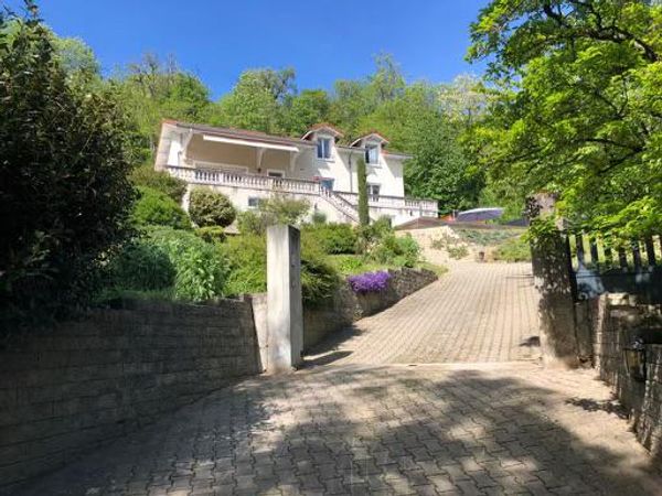 Grande maison familiale au calme avec piscine, proche Lyon, nature, culture et activités sportives