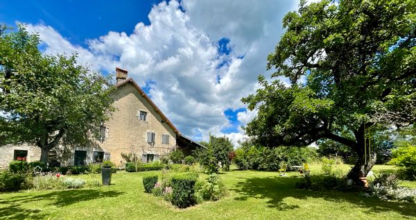 La maison du Loup bleu au cœur du Jura dans un village typique du premier plateau