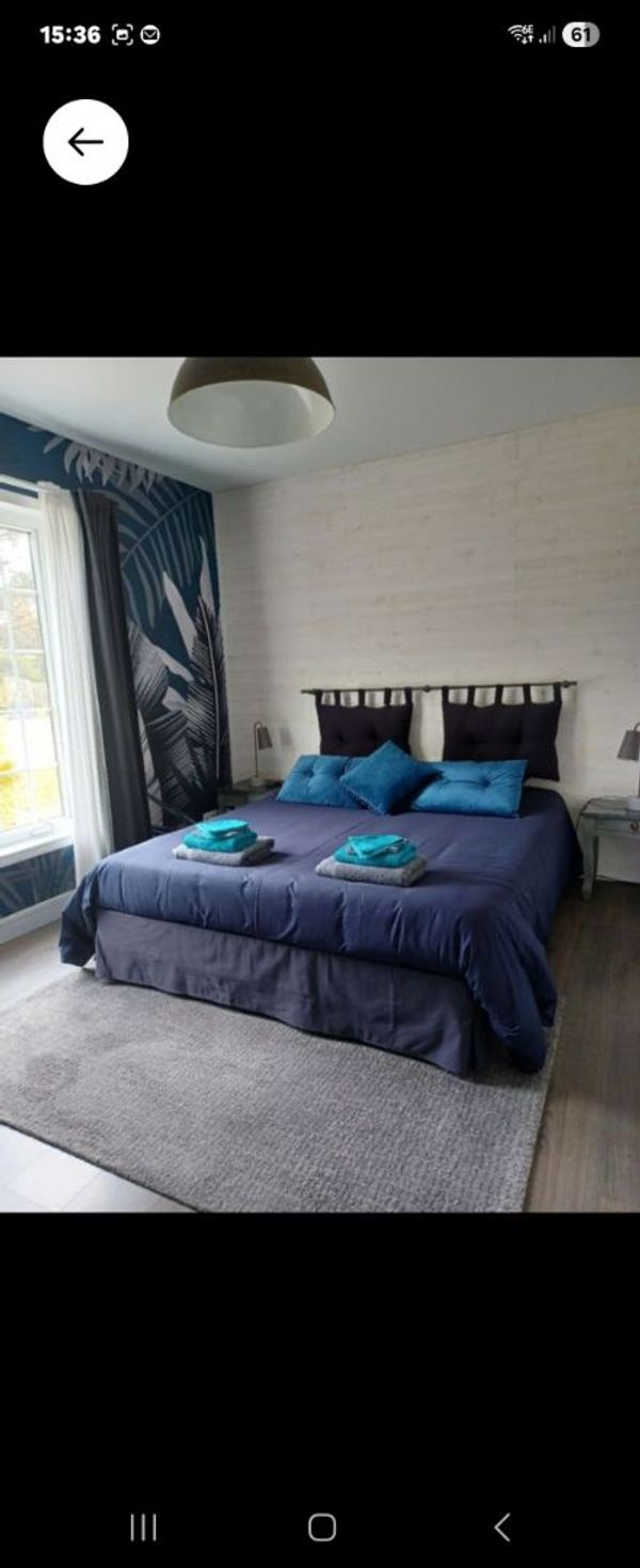Chambre spacieuse dans notre maison canadienne au cœur du bois du Kador à proximité des plages.