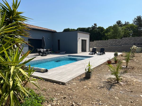 Maison contemporaine tt équipée clôturée sur 1000m2,  piscine 8.4 dans un village Hérault atypique