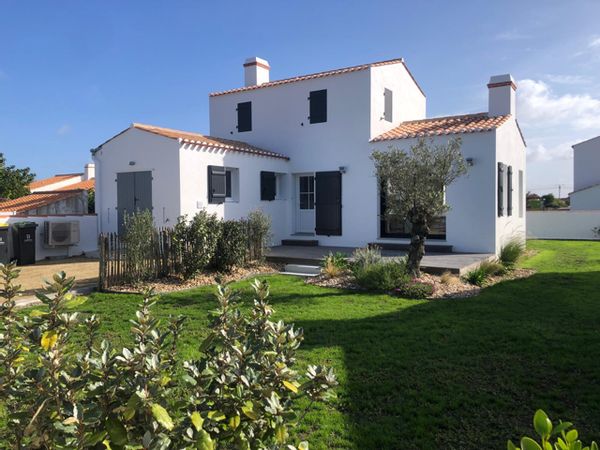 Maison  sur l'île de NOIRMOUTIER  , à 5 minutes de la plage par les sentiers de la foret domaniale .