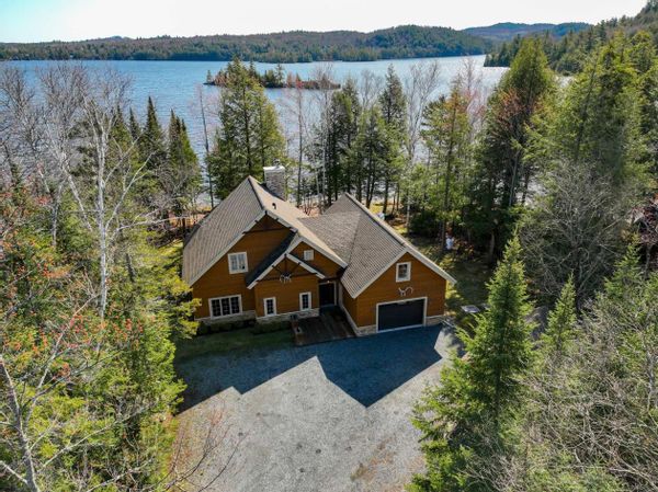 Grande maison intime sur bord d'un merveilleux lac