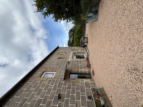 Charmante maison en pierre rénovée, au calme de la campagne, proche ville, parfaite pour famille.
