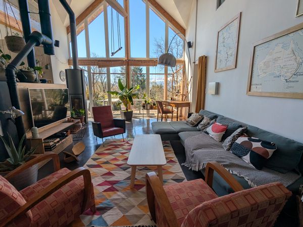 Maison bois avec jardin et piscine dans un village des Alpes.