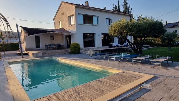 Le paradis de Christophe et Angélique : Nature, détente, pétanque, piscine, barbecue et mer.