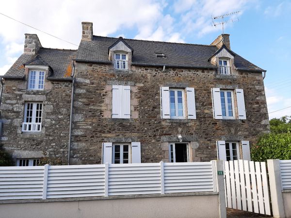 Maison au cœur d'un hameau de charme à proximité de la mer.
