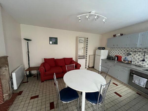 La maison  au cœur de st vaast la hougue sur le port . Avec les  tours Vauban et son port!