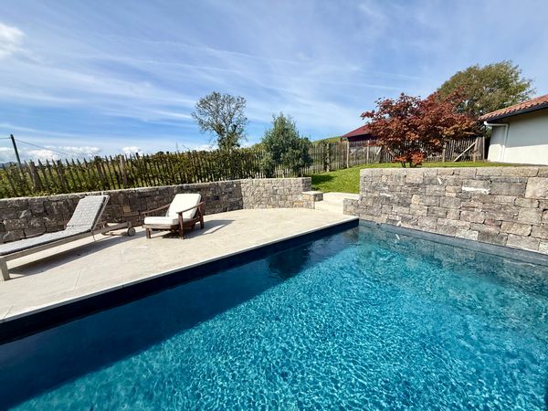 Maison familiale au Pays basque avec piscine et vue montagne – entre océan et nature