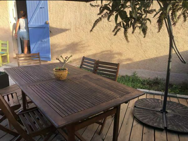 studio proche à pied : 10'gare d'ollioules/sanary, 20'plage, 15'du centre ville de sanary,5'commerce
