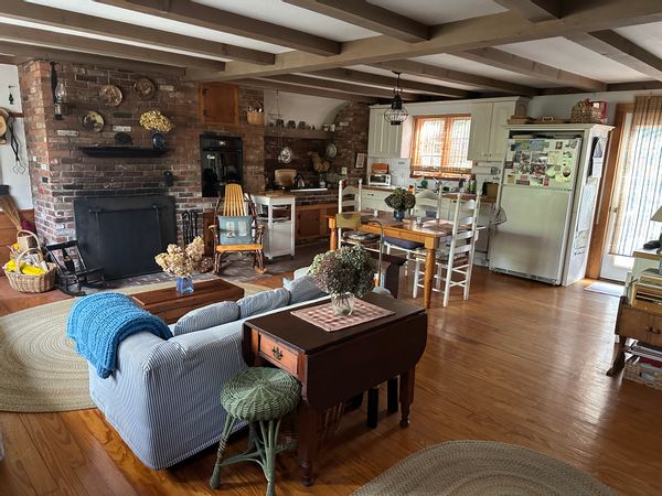 Compass Rose - sweet 1950's cottage, ceiling beams, plank floors, 2 fireplaces, sunny deck, woods.