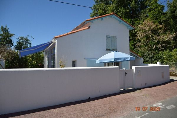 La maison de Marie et Michel A 500 m de la plage et d’une école de voile et à 800m des commerces