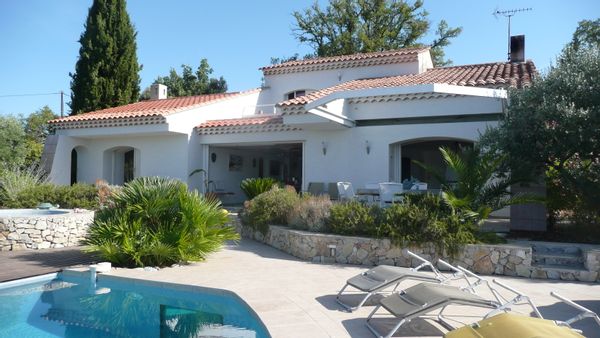 La maison de Roland Villa moderne avec vue panoramique plein sud sur la chaine des maures.