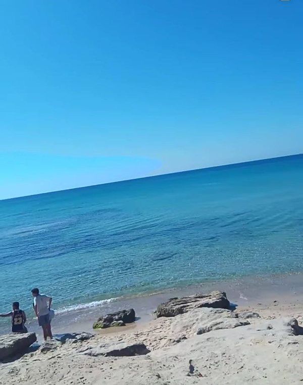 Pieds dans l'eau,  2min de marche d'une magnifique plage