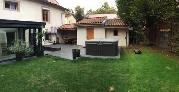 House with hidden backyard in the center of historical town, gate of "Monts d'or" & "Beaujolais"