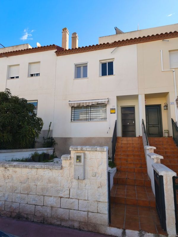Maison jumelée entre un terrain de golf et la plage