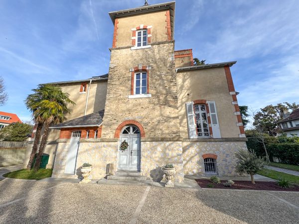 Etage complet avec 2 suites et double séjour au centre de Pau dans une maison de maître 19ème