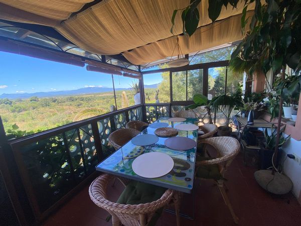 La maison de Sandrine et Olivier est située au début de la Costa Brava, en Catalogne.