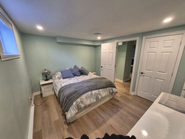 Grande chambre avec salle de bain et salon privés
