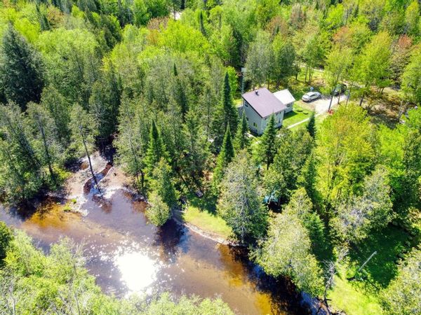Chalet des Rosiers – Spa 4 saisons au bord de la rivière, à 15 min du Parc Oméga et lac Simon