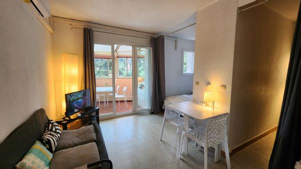 2 chambres, parking,climatisation,linge de lit, linge maison,serviette de bains fournis.Tout à pied!