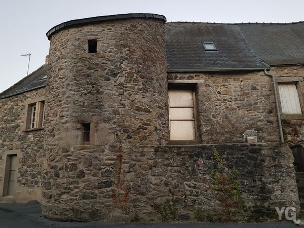 Une maison médiévale qui renaît doucement, de l'espace, de la pierre, à côté du cap Fréhel