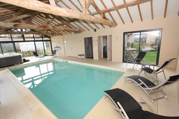 Maison avec piscine privée intérieure, 7km du Puy du Fou