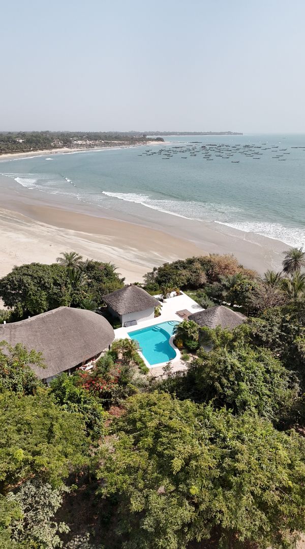 La maison de Clémence au bord de la plage, dans un coin tranquille entourée d’une nature verdoyante.