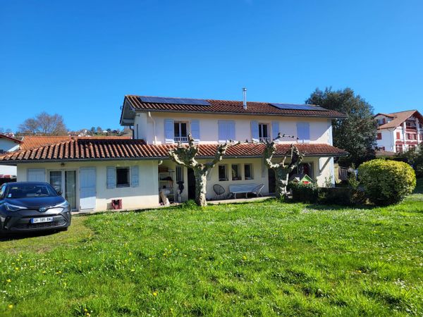 Maison basque avec grand jardin