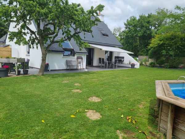 La maison d’Erwan et Sophie Maison lumineuse, ouverte sur le jardin, au calme et proche plages.