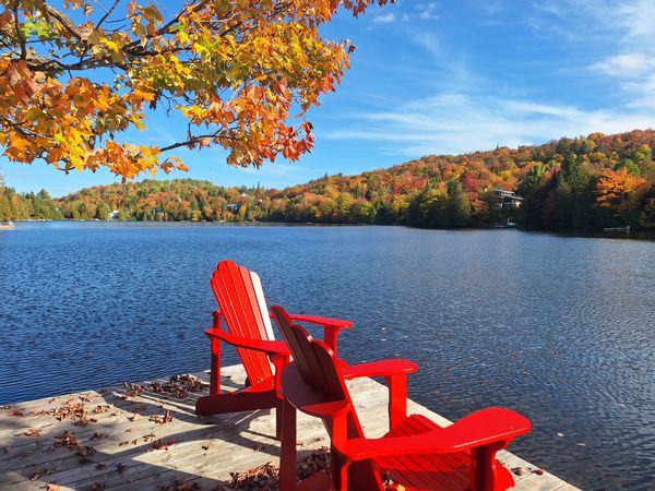 Charmant chalet au bord d'un lac dans un environnement calme et boisé en plein cœur des Laurentides