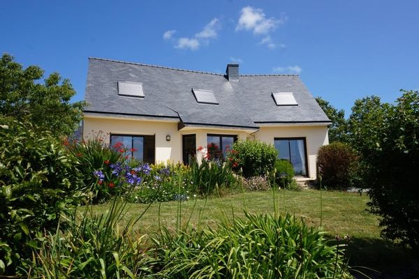 Belle maison lumineuse sur les hauteurs d'un bourg charmant du Finistère en Bretagne, proche mer.
