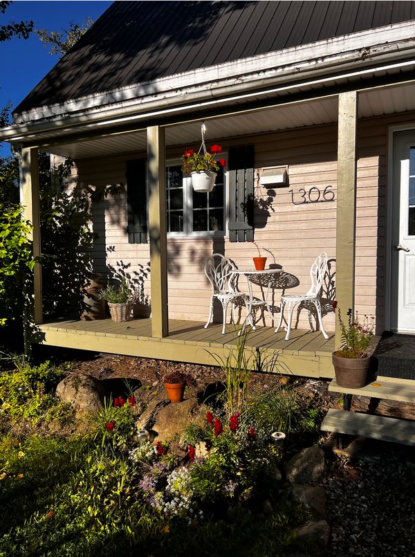Petite maison de campagne au bord du lac entre Fleuve et Montagnes