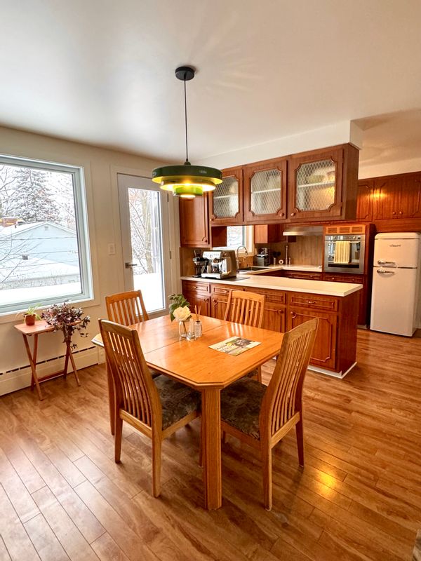 Drummondville, Québec. Appartement mid-century lumineux à proximité du centre-ville