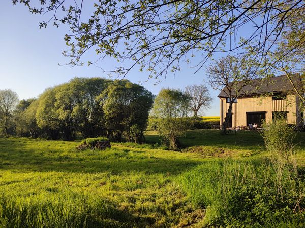 Maison écologique et passive, entourée de nature