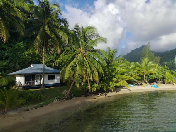 Bungalow en bord de lagon et plage