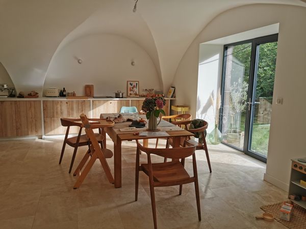 Notre maison est un ancien moulin, au milieu d'une grande propriété. Nous sommes entourés de verdure