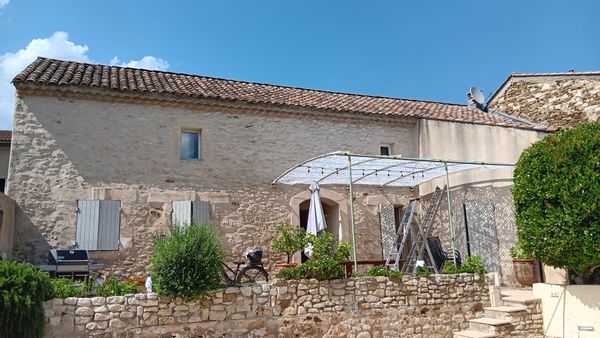 la maison de Laurence Maison ancienne restaurée se trouvant dans un ville proche Avignon