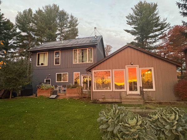 Lakehouse right on half moon lake offering a 900 acres of play ground. Private access to the lake