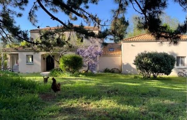 La maison de Nicolas est  une maison (de vacances) à 4 km  de Nantes  1h du puy du fou 1 h de la mer