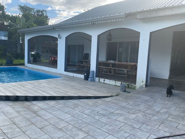 La maison de Philippe est située sur la cote Est, nature et eau douce des rivières, avec piscine.