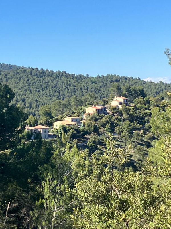 Maison calme en Provence dans un écrin de verdure et proche de lacs.