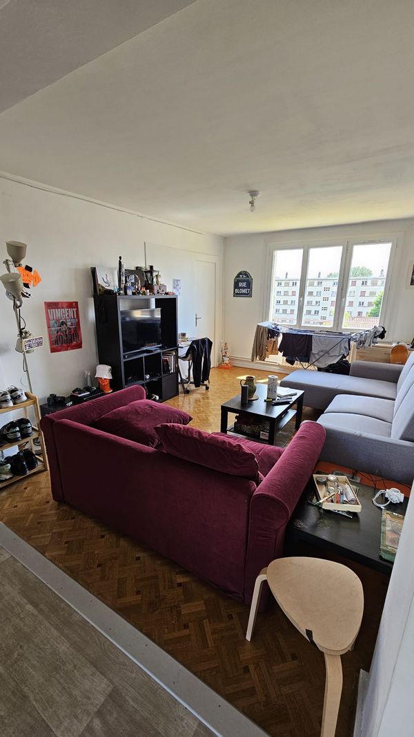 Chambre dans une colocation de 3 personnes. Appartement tout équipé, avec balcon et place de parking