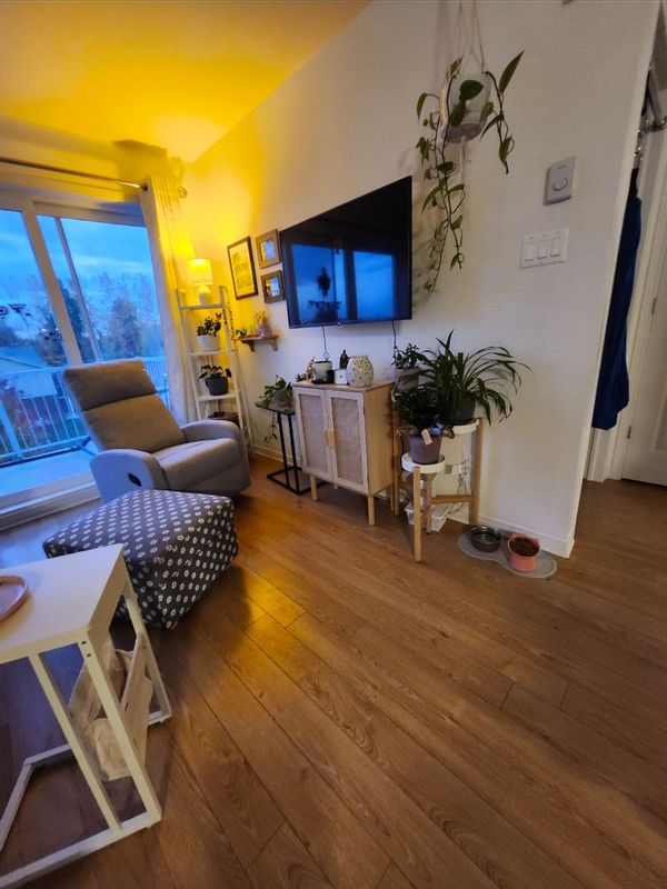 Condon de 2 chambres, au dernier étage d'un bloc de 15 unités de vie, en banlieue de Montréal