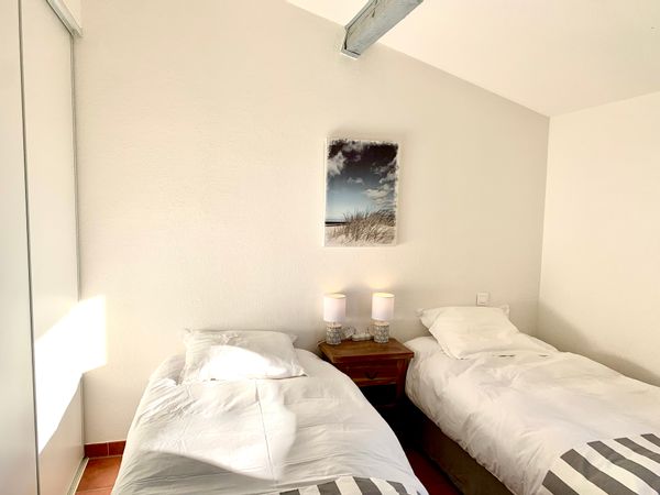 1 CHAMBRE PRIVÉE dans VILLA À LA PLAGE , lumineuse aux tons clairs avec 2 lits simples