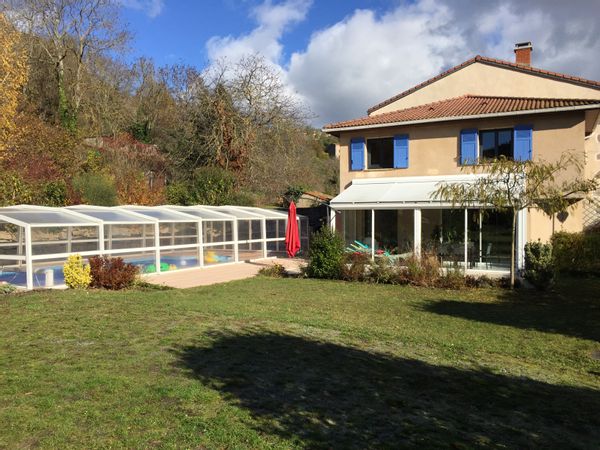 Dans un petit village d'Auvergne, à mi chemin entre les Monts du Sancy et la Capitale du Puy de dôme , nous mettons à disposition la maison de notre enfance.