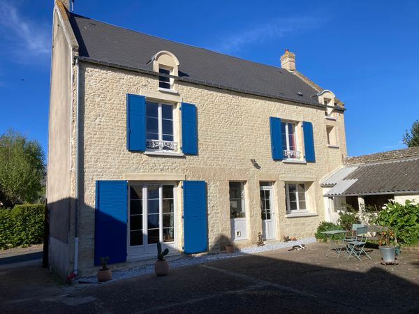 La maison aux volets bleus, sur la côte de Nacre, dans le vieux bourg, à un petit km de la mer