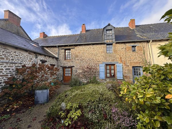 Maison de bourg rénovée, au calme, avec jardin et terrasse privative. 30km de Rennes et St Malo